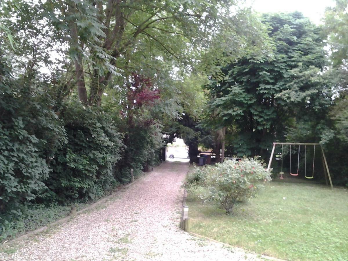 Les Seringats Poissy Buitenkant foto